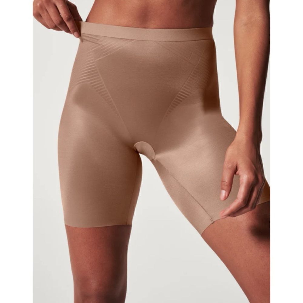Spanx ULTRA-THIN AND BREATHABLE SUPPORT
Invisible Shaping Mid-Thigh Short Sz M